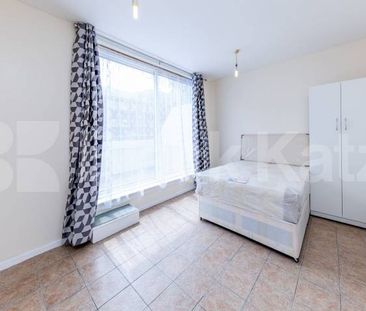 Spacious 3 Bedroom Home with Modern Interiors on Corporation Road N7 - Photo 4