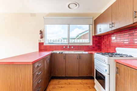 Delightful Family Home in Convenient Deer Park Location! - Photo 2