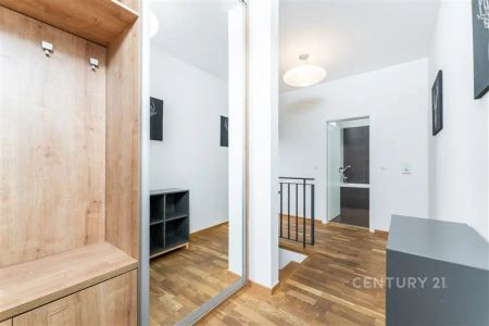 Pronájem výjimečného mezonetového bytu 4+kk se dvěma předzahrádkami, lodžií a dvěma garážovými stáními - Fotografie 4