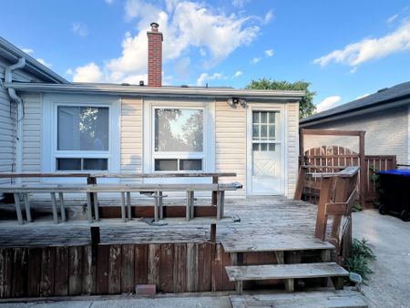 For Lease - 98 Thornton (Main Floor) Avenue, Bradford West Gwillimbury, Ontario - Photo 2