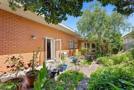 GREAT FAMILY HOME OPPOSITE OAK STREET OVAL - Photo 5