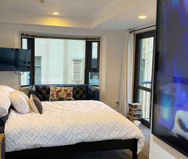 Chic Central Apt with Artful Touch incl Internet - Photo 1