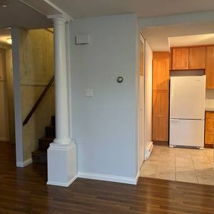 Unfurnished 2lvl 2bdrm 1.5bath stacked townhome Ambleside - Photo 2