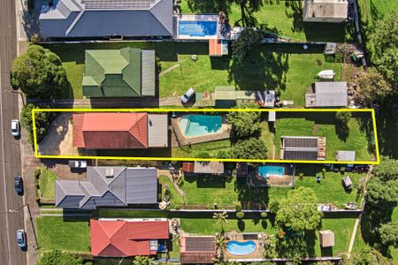 Spacious 4 Bedroom Home with Swimming Pool! - Photo 2