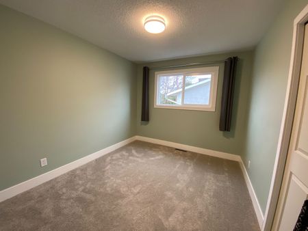 Recently Upgraded Spacious 3 bed / 2 bath Main Floor - Photo 2
