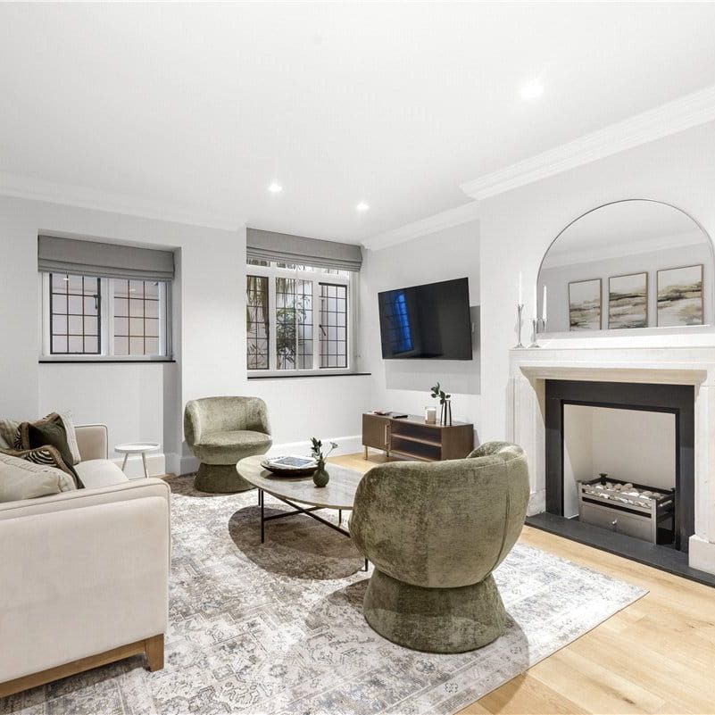 A smart furnished two bedroom, two bathroom flat with patio area. Located on the western side of this beautiful square enviably positioned on the Knightsbridge & Chelsea borders. Tenancy Length: Minimum 12 months EPC rating: C | Council Tax Band G - Photo 1