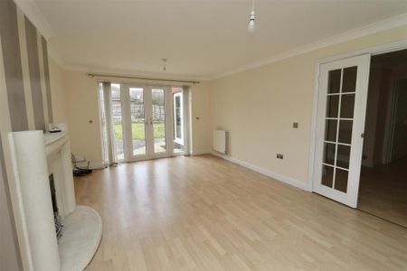 4 bedroom detached house to rent - Photo 2