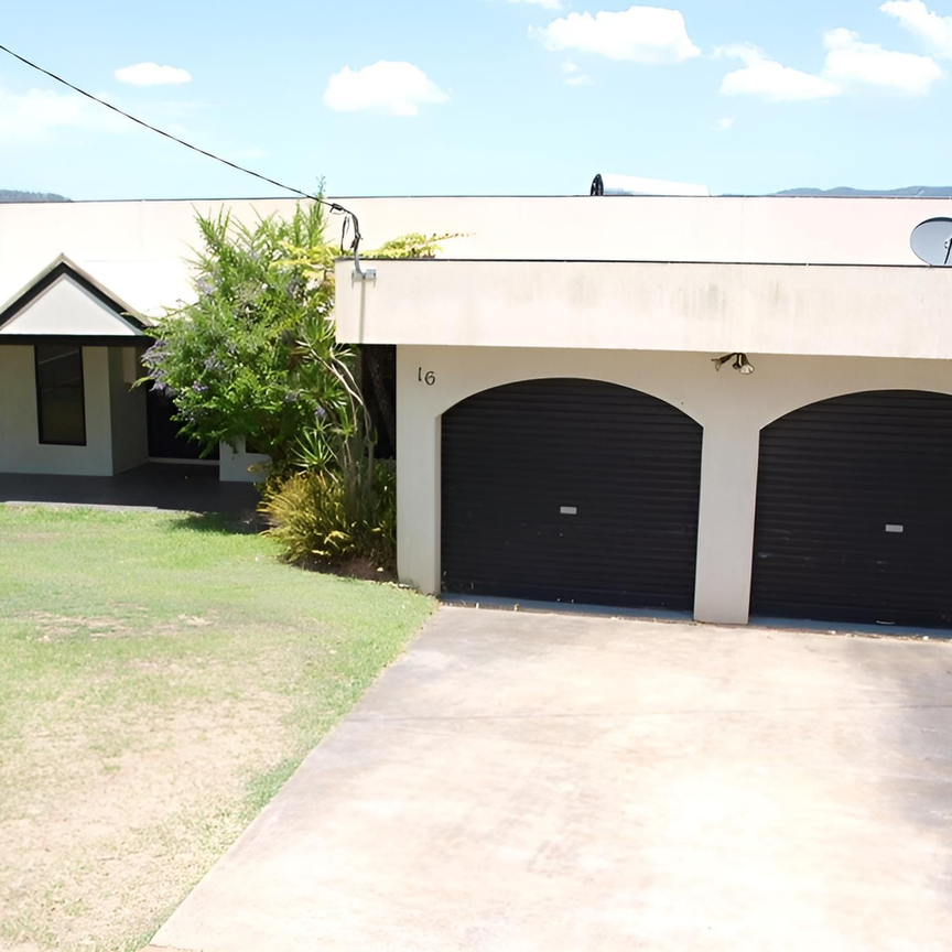HOME WITH MOUNTAIN VIEWS! - Photo 1