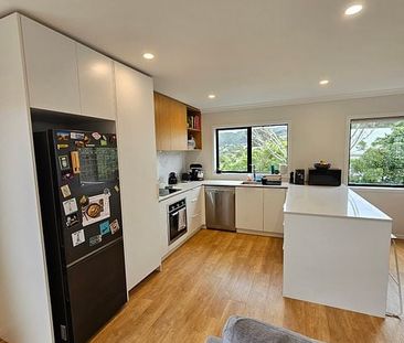 AVAILABLE NOW, sunny, warm, 3 bed modern living - Photo 2