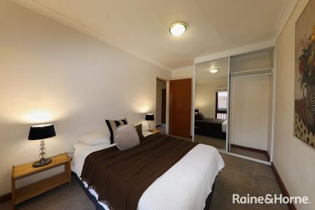 Fully Furnished, Spacious & Private Townhouse in a Quiet Street - Perfect for Families or Students! - Photo 4