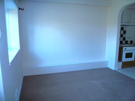 2 bedroom ground floor flat to rent - Photo 2