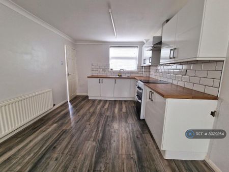 3 bedroom terraced house to rent - Photo 5