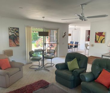 Beautiful Fully Furnished 3-Bedroom Home - Available for 6 Months - Photo 2