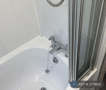 3 bedroom flat to rent - Photo 6