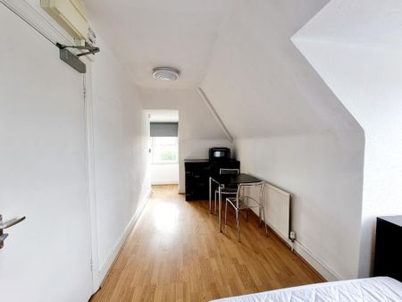 1 bedroom in a house share to rent - Photo 2