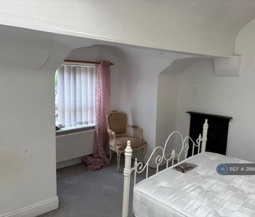 1 bedroom in a flat share to rent - Photo 5