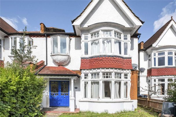 A spacious, redecorated four double bedroom family house. - Photo 1