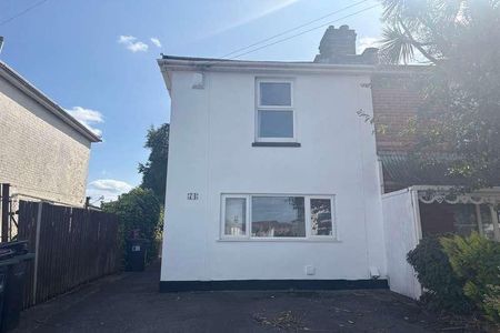 Bedroom Detached House In Winton, BH9 - Photo 2