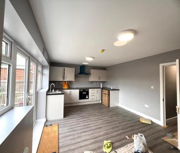 6 bedroom detached house to rent - Photo 4