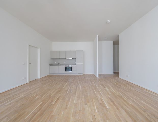 Lichtdurchflutetes Wohnambiente mit Loggia und moderner Einbauküche - Foto 1