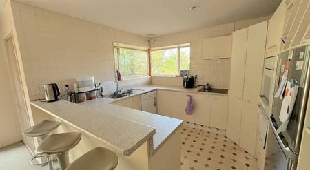 A family home in central location - Photo 2