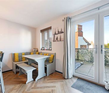 Modern, two bedroom second floor apartment with large balcony, loca... - Photo 2