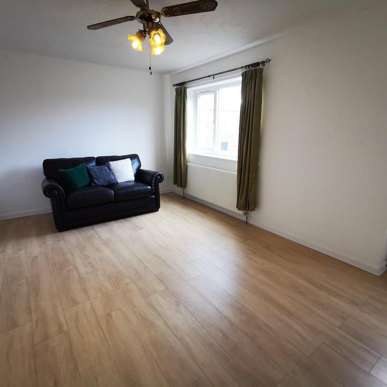 3 bedroom end of terrace house to rent - Photo 1