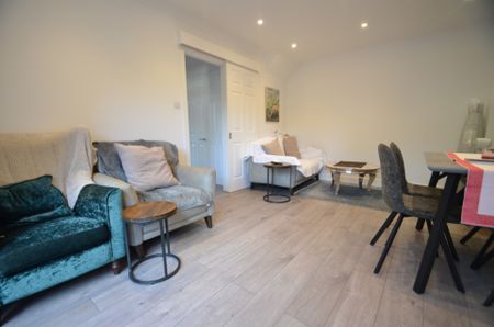 2 bedroom Semi-detached house to rent - Photo 2