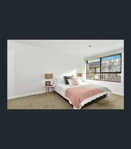 Spacious One Bedroom Apartment with Carpark - Photo 2