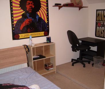 Terraced house for 4 students in Clarendon Park area of Leicester - Photo 1