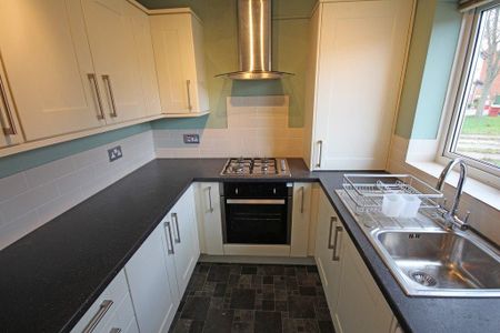 2 bedroom semi-detached house to rent - Photo 5