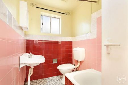 Charming Two Bedroom Unit in Quiet, Convenient Location - Photo 3