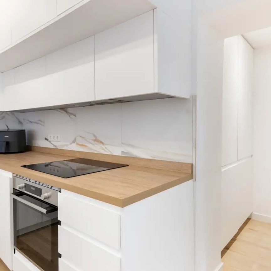 Functionally designed, fully equipped and just steps from the subway - Photo 1