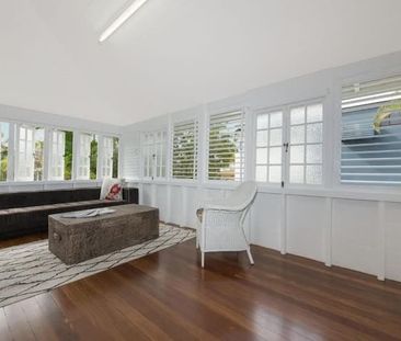 Contemporary Queenslander Living in North Ward - Photo 2