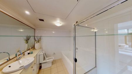 Sunny 1-Bedroom Apartment with New Carpet in Prime Waterloo Location - Photo 3