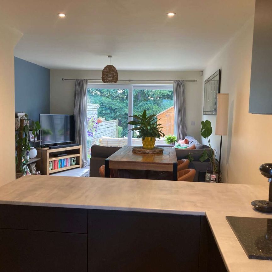 Beautifully presented, fully furnished three-bedroom townhouse enjoying a south-facing garden, peaceful streamside outlook, in sought-after village location with superb local amenities. - Photo 1