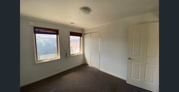 Three bedroom townhouse! - Photo 1