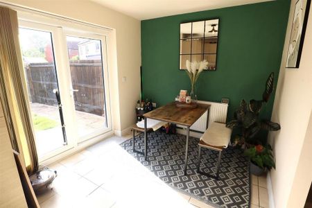 3 bedroom end of terrace house to rent - Photo 2