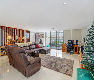 Luxurious Split-Level Townhouse in a Prime Beachside Location - Photo 5