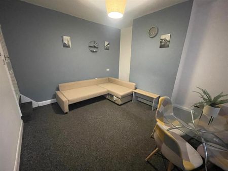 Autumn Grove, Hyde Park, Leeds - Photo 5