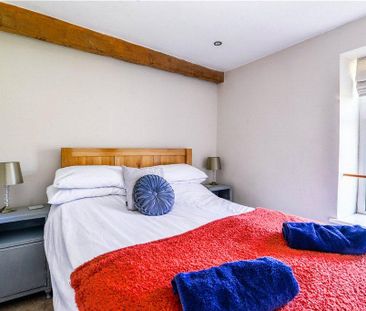 4 bedroom end of terrace house to rent - Photo 2