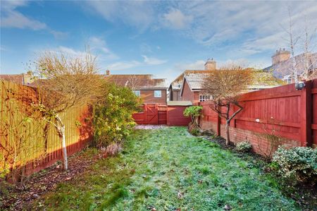 A well-presented 3 bedroom terrace family house in a popular cul de sac location, in close proximity to Hinchley Wood parade & station. - Photo 5