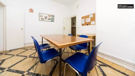 Bright room in 8-bedroom student residence in Madrid Centro - Foto 4
