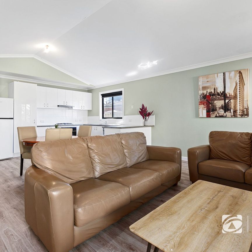 FULLY FURNISHED 3 Bedrooms - 10 MINS TO BENDIGO HOSPITAL - Photo 1