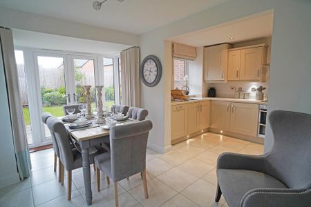 4 bedroom semi-detached house to rent - Photo 4