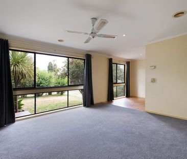 Easy living and perfectly located in popular Strathdale. - Photo 1