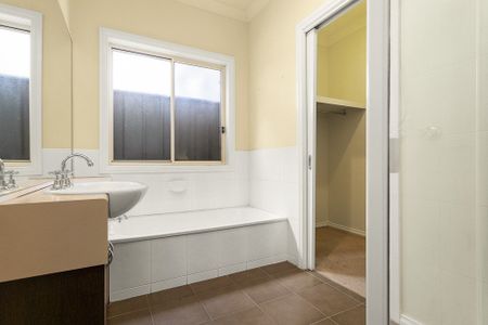 Bright and Spacious Family Home in Prime Location - Photo 5