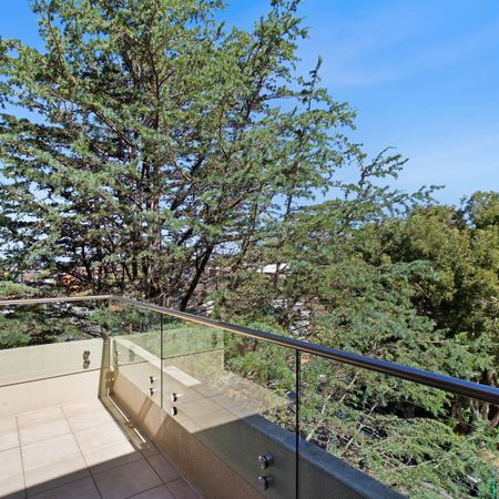 Renovated 2 bedroom apartment! - Photo 4