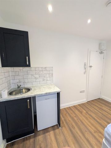 Cortis Road, London SW15 - Photo 2