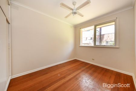 Contemporary Comfort: Recently Revitalized 3-Bedroom Home in Mount Waverley - Photo 3